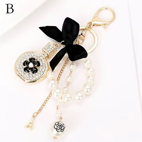 Elegant Black and Gold Keychain with Pearl Accents - Picture 1 of 4